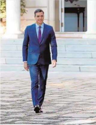  ?? EFE ?? Pedro Sánchez pasea por los jardines del Palacio de la Moncloa