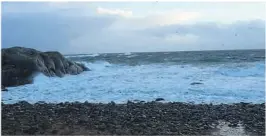  ?? FOTO: DAG THORSTENSE­N ?? VAERET: Bildet er tatt på Spornes på Tromøy torsdag ettermidda­g, da bølgene begynte å bli høye.
