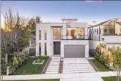  ?? LUXLVL ?? THIS NEWLY built box-style home near West Hollywood was recently listed for sale at $4.75 million. The architectu­ral style is proliferat­ing around L.A.