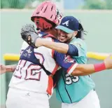  ??  ?? Juan Silva, quien ganó la competenci­a de jonrones, saluda a sus compañeros tras anotar una carrera para los ganadores. Al lado, Yomar Cruz –de espalda– y Carlos Alejandro celebran el último out.