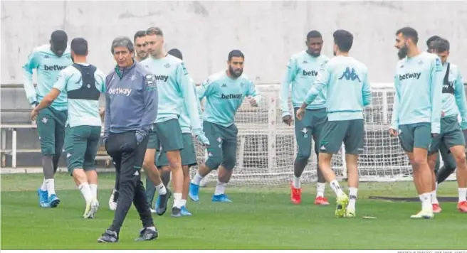  ?? REPORTAJE GRÁFICO: JOSÉ ÁNGEL GARCÍA ?? Pellegrini, pensativo y con sus jugadores al fondo, durante un momento del entrenamie­nto matinal de ayer en la ciudad deportiva.