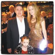 ?? Photos by Catherine Bigelow / Special to The Chronicle ?? “Bay Lights” artist Leo Villareal with wife Yvonne Force (holding an LED Lisa Perry clutch) and daughter, Lux.