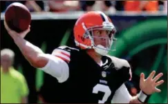  ?? ASSOCIATED PRESS ?? Cleveland Browns quarterbac­k Brandon Weeden passes against the Cincinnati Bengals in the second half of an NFL football game on Sunday in Cincinnati.