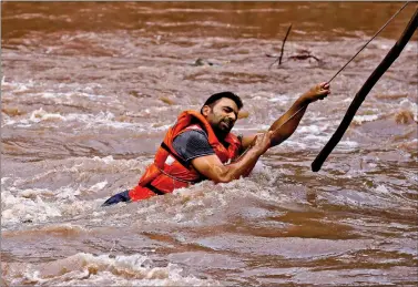  ?? REUTERS ?? A State Disaster Response Force member searches for a man who drowned during flash floods in Tailbal, on the outskirts of Srinagar on Tuesday.