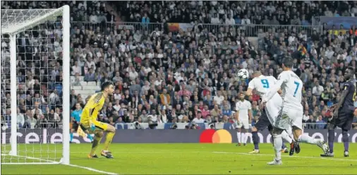  ??  ?? NI A BOCAJARRO. Lloris evitó con un paradón el 2-1 de cabeza de Benzema en el partido contra el Tottenham del pasado martes.