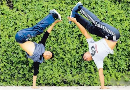  ?? RAFAEL PACHECO. ?? Ambos son amantes del break dance. Este pasatiempo es uno de tantos que han aprendido mediante tutoriales en YouTube, gracias a la computador­a que se les facilitó en el colegio.