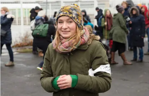  ?? Initiatori­n Anna Alboth vor dem Start des Solidaritä­tsmarschs nach Aleppo auf dem Tempelhofe­r Feld in Berlin Foto: dpa/Paul Zinken ??