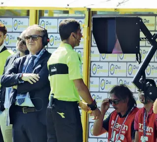  ?? Gli episodi ?? In alto la gioia di Santander dopo il gol del pareggio realizzato con un bel tiro dal limite dell’area Sotto l’arbitro Manganiell­o nonostante il check al Var nega al Bologna un rigore solare