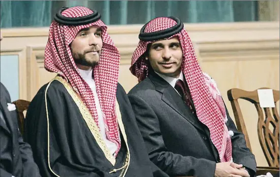  ?? MOHAMMAD ABU GHOSH / AP ?? El príncipe Hamza bin Husein (derecha) junto al príncipe Hashem bin Husein, hermanos del rey Abdalah II de Jordania, en el 2006
