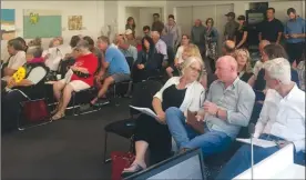  ?? Penticton Herald ?? The packed gallery at Tuesday night’s public hearing for a proposed 52-unit social housing project on Green Avenue.