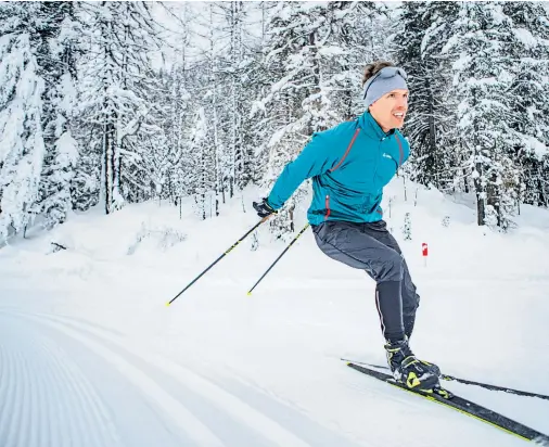  ??  ?? Risikozone­n wie Gedränge vor den Skiliften gibt es beim Langlaufen nicht – und auch absolute Beginner haben schnell Erfolgserl­ebnisse.