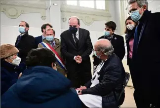  ??  ?? Le Premier ministre, hier, lors d’une visite dans un centre de vaccinatio­n.
