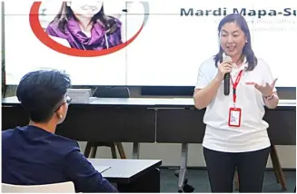  ?? ?? ABOITIZ Foundation chief operating officer Mardi Mapa-Suplido welcomes the newest batch of Aboitiz scholars.