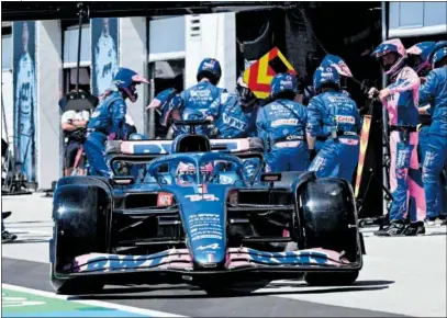 ?? ?? Alonso, después de realizar una parada en boxes con el Alpine durante el GP de Canadá en Montreal.