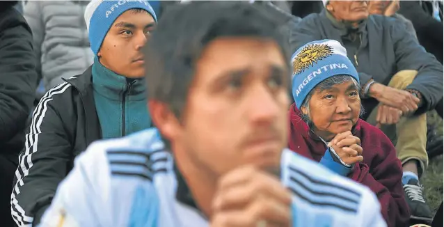  ?? AFP/ EITAN ABRAMOVICH ASDFSFA ?? Fans watch the FIFA World Cup Russia 2018 match between Argentina and Croatia on a large screen at Plaza San Martín in Buenos Aires.