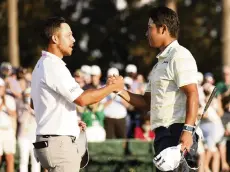  ?? JARED C. TILTON Getty Images ?? Xander Schauffele, left, who pushed Hideki Matsuyama until a triple bogey on No. 16, congratula­tes Matsuyama on the 18th green for his victory.