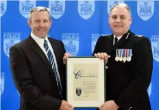  ?? Picture: Courtesy of Thames Valley Police ?? HONOUR: Detective Chief Inspector
Dave Turton accepting the award from Chief Constable John Campbell.