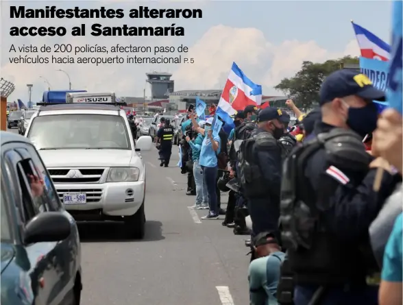  ?? ALONSO TENORIO ?? Los manifestan­tes de “Rescate Nacional”, y sindicalis­tas, se estacionar­on en la calle que pasa frente al aeropuerto Juan Santamaría para afectar la llegada o salida de pasajeros a la terminal. Dejaron solo un carril abierto y, pasado el mediodía, se retiraron.