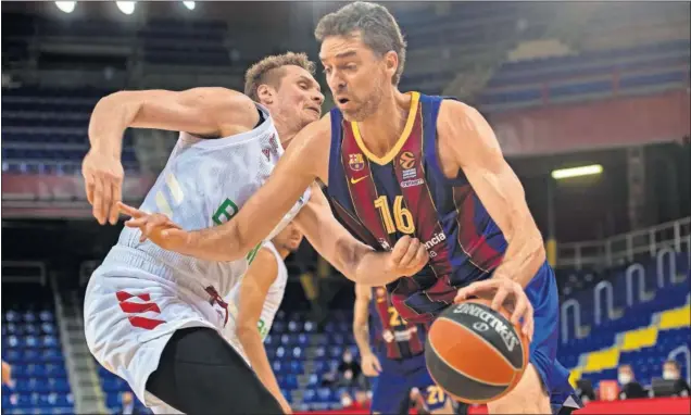  ??  ?? Pau Gasol intenta superar al pívot rival, Leon Radosevic, en una de las primeras jugadas del español en su regreso al Palau Blaugrana.