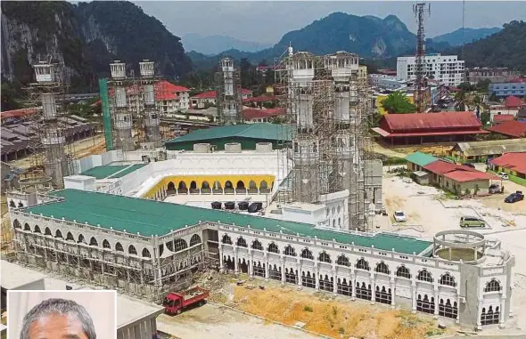  ?? PIC BY FATHIL ASRI ?? An aerial view of Masjid Razaleigh, which is under constructi­on, in Gua Musang yesterday. (Inset) Dr Nik Mohd Azlan Abd Hadi.