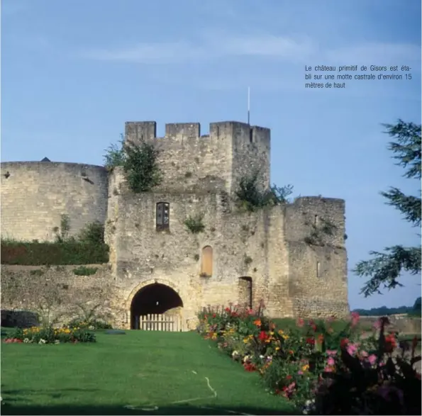  ??  ?? Le château primitif de Gisors est établi sur une motte castrale d'environ 15 mètres de haut