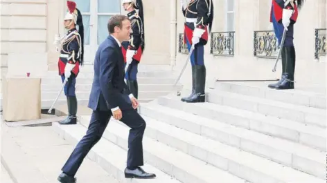  ??  ?? El Presidente francés, Emmanuel Macron, entra al Palacio del Elíseo, en París, el viernes.