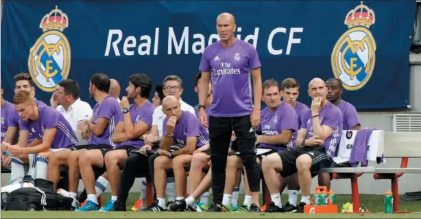  ??  ?? ATENTO. Zidane no se perdió ningún detalle del encuentro y estuvo muy activo dando órdenes a sus jugadores durante los 90 minutos.