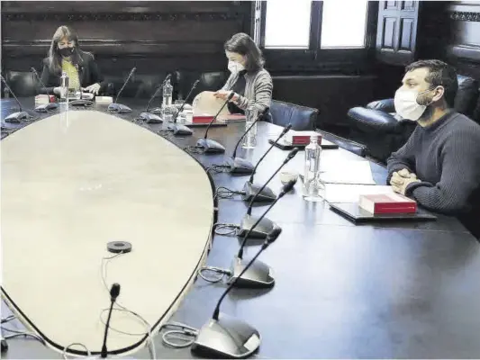  ?? Andreu Dalmau / Efe ?? Laura Borràs, de JxCat (esquerra), presideix la reunió de la Mesa del Parlament al costat d’Eva Granados (PSC) i Ruben Wagensberg (ERC).