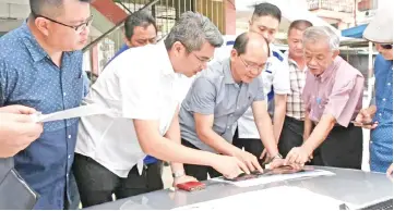  ??  ?? Tangau (third left) and Calvin (second left) during their working visit to Jalan Singapura in Sandakan.