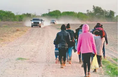  ??  ?? La Patrulla Fronteriza se acerca a un grupo de migrantes en Texas/REUTERS