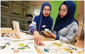  ?? — IZZraFIQ aLIaS/The Star ?? norshuhani (left) and nur Syafira run workshops where the students learn from creating things with their own hands using their own ideas.