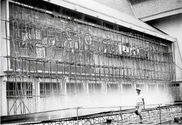  ?? — Photo from HO KOK HOE ?? An early 1960s photo showing tiles being laid for the iconic mural in the front of Muzium Negara.