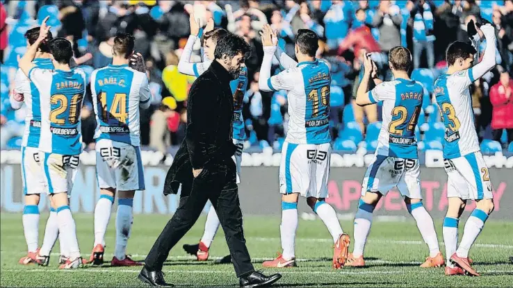  ?? SMARISCAL / EFE ?? El técnico españolist­a abandona el césped de Butarque ante la escena de celebració­n de la victoria del conjunto local con su afición