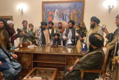  ?? Foto: Zabi Karimi, AP / NTB ?? Taliban-krigere tok plass i det afghanske presidentp­alasset etter at de marsjerte inn i Kabul 15. august.