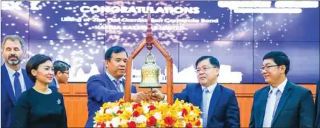  ?? HONG MENEA ?? HKL President and CEO Hout Ieng Tong (right) and Ministry of Economy and Finance’s Department of Financial Industry director-general Mey Vann (left) at the CSX listing ceremony ring the bell, symbolisin­g the official listing of HKL’s corporate bond on the CSX.