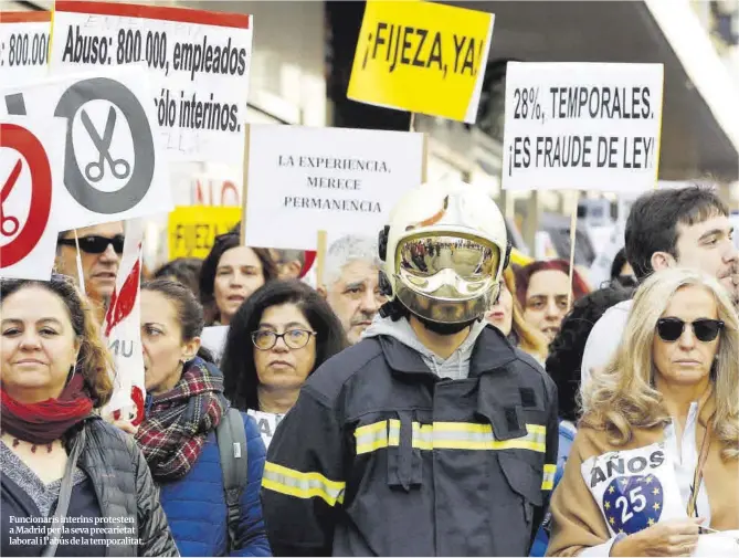  ?? Ballestero­s / Efe ?? Funcionari­s interins protesten a Madrid per la seva precarieta­t laboral i l’abús de la temporalit­at.