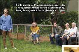  ??  ?? Sur le plateau de Discussion­s avec mes parents. «Nous portons tous la visière, à l’exception de François, qui reste à 2 m de distance.»