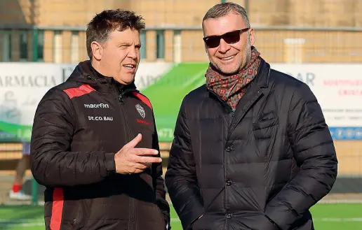  ??  ?? Sul campo A sinistra, l’allenatore Alfredo Sebastiani (sulla panchina del Bolzano dal 2017) con il presidente della Virtus Robert Oberrauch