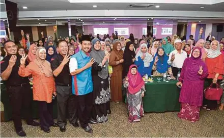  ?? BERNAMA PIC ?? PKR candidate for the Sungai Kandis seat Mohd Zawawi Ahmad Mughni (fourth from left) at the Program Insan Briged Wanita Prihatin in Klang yesterday.