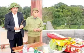  ?? VNA/VNS Photos ?? NEVER FORGET: Veterans Thái Quang Thanh (left) and Nguyễn Văn Bình pray for their fallen compatriot­s at the citadel.