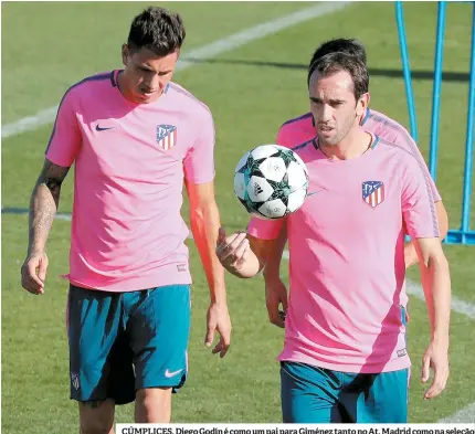  ??  ?? CÚMPLICES. Diego Godín é como um pai para Giménez tanto no At. Madrid como na seleção