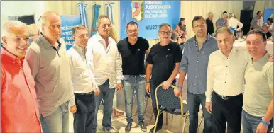  ?? GENTILEZA PJ BONAERENSE ?? PRESENTES. Junto a los intendente­s bonaerense­s, estuvieron Daniel Scioli y Julián Domínguez.