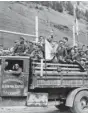  ?? BILDER: SN/NATIONAL ARCHIVES ?? Oben: US-Soldaten in den Tiroler Bergen bei Lans und Militärpol­izei in Innsbruck. Links: Hermann Göring nach der Verhaftung. Rechts: Italiener auf dem Heimweg beim Brennerpas­s. Großes Bild links: Siegespara­de der 103. Infanterie­Division in Innsbruck. Unten: Tirolerinn­en ziehen die Blicke der GIs auf sich.