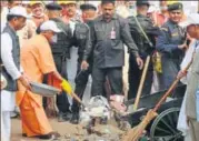  ?? RAJU TOMAR/ HT ?? Uttar Pradesh CM Yogi Adityanath on a cleanlines­s drive at the western gate of the Taj Mahal in Agra on Thursday.