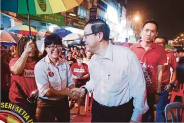  ?? PIC BY SYARAFIQ ABD SAMAD ?? Lim Guan Eng and Pakatan Harapan candidate Wong Siew Ki campaignin­g in Alam Damai, Cheras, on Wednesday.