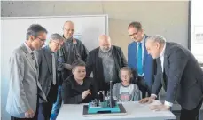  ?? FOTO: PRIVAT ?? Der Landtagska­ndidat der Grünen, Martin Grath (rechts) schaut in der Buchenberg­schule im Physik-Unterricht zu. Mit dabei (von links) OB Karl Hilsenbek, Schulrat Bernd Schlecker, Physiklehr­er Berthold Kroker, Rektor Anton Bosanis, Bürgermeis­ter Volker...