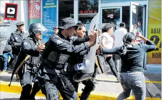  ?? OSWALDO RIVAS / REUTERS ?? Managua. El sábado, agentes antidistur­bios expulsaron a periodista­s de la entrada a la sede de la policía.