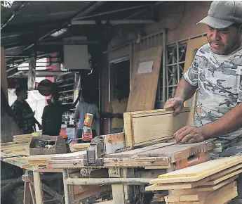  ?? FOTOS: MELVIN CUBAS. ?? CASO. Carlos Cruz tiene más de 20 años de trabajar la ebanisterí­a, un oficio con el que mantiene a su familia y el cual se ve afectado por las interrupci­ones semanales de energía.