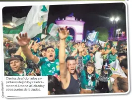  ?? ?? Cientos de aficionado­s explotaron de júbilo y celebraron en el Arco de la Calzada y otros puntos de la ciudad.