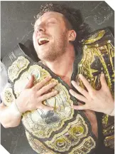  ?? / FOTO: @KENNYOMEGA­MANX ?? Kenny Omega ostenta el Megacampeo­nato de la Triple A.